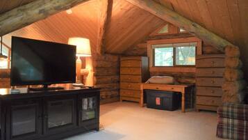Cabin (Cascade Log Cabin) | Living room | Flat-screen TV