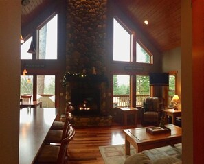 캐빈 (River Rock Mountain Cabin) | 거실 | TV, 벽난로