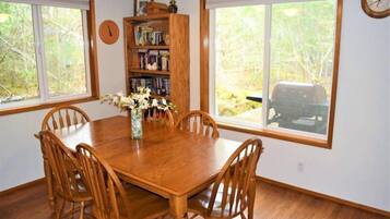 Cabin (Butter Creek Cabin) | Private kitchen | Coffee/tea maker, cookware/dishes/utensils