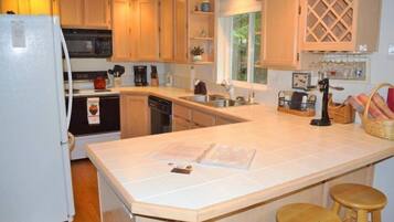 Cabin (Butter Creek Cabin) | Private kitchen | Coffee/tea maker, cookware/dishes/utensils