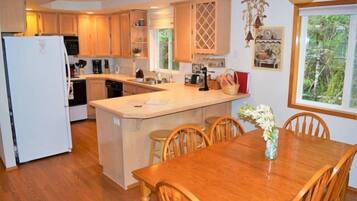 Cabin (Butter Creek Cabin) | Dapur peribadi | Pembancuh kopi/teh, alat memasak/pinggan mangkuk/perkakas dapur