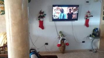 Casa familiar, 5 habitaciones | Área de sala de estar | Televisión LED