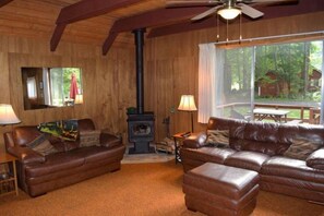 Cabin (Elk Country Cabin) | Living room | TV, fireplace, DVD player - Elk Country Cabin (Packwood)
