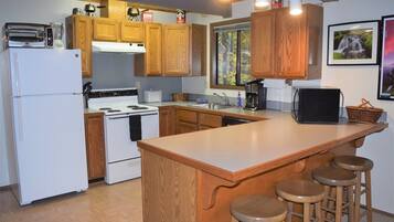 Cabin (Rainier Retreat) | Private kitchen | Fridge, cookware/dishes/utensils