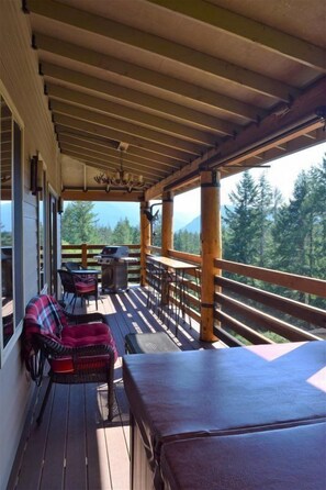 Cabin (Ravenwood) | Balcony