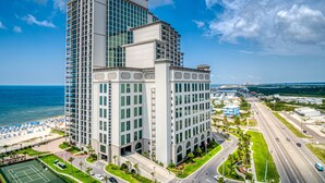 Een hotel met meerdere verdiepingen, met een modern design, een grote glazen gevel en een opvallende entree.