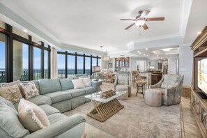 Smart TV, videogiochi, lettore DVD, tavolo da ping pong