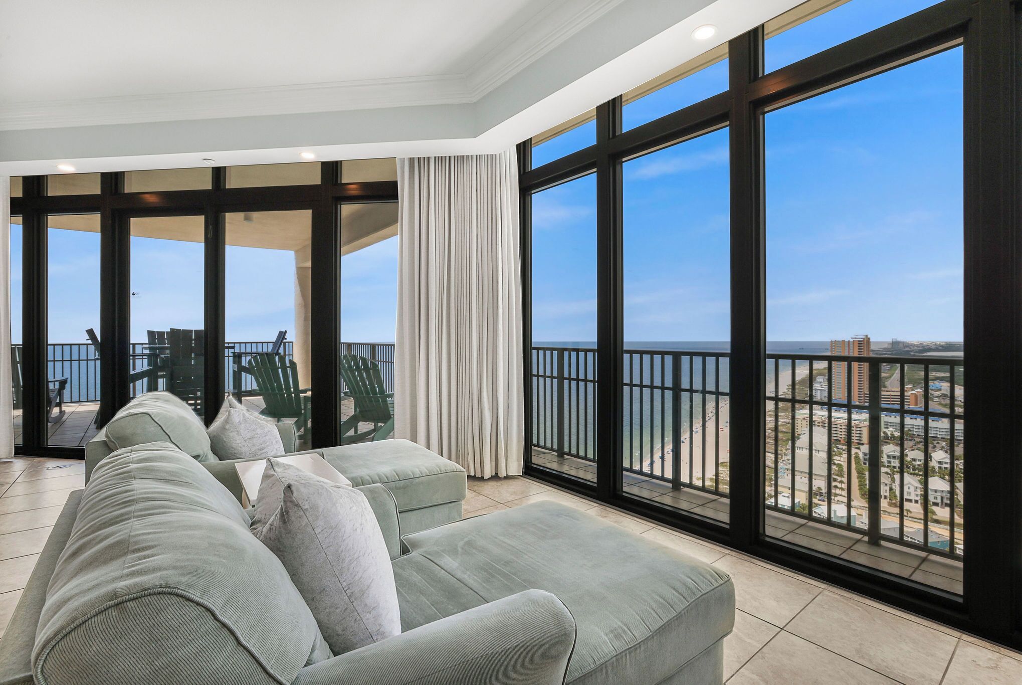 Una Smart TV, videojuegos, un reproductor de DVD