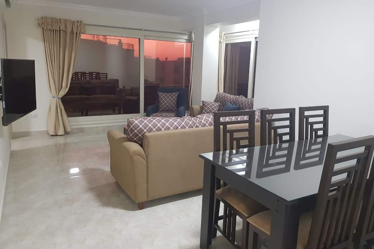 Apartemen Deluks | Area keluarga | Smart TV 52-inci dengan saluran TV satelit dan TV