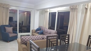 Apartamento panorámico | Zona de estar | Smart TV de 52 pulgadas con canales por satélite, una televisión