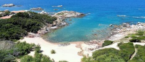 Una spiaggia nelle vicinanze