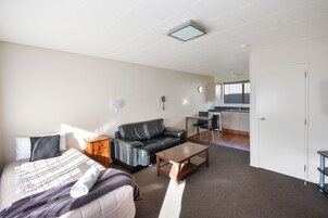 公寓, 1 间卧室 (Sleeps 4) | 起居区 | 32-英寸LED 电视 （配备卫星频道）、电视