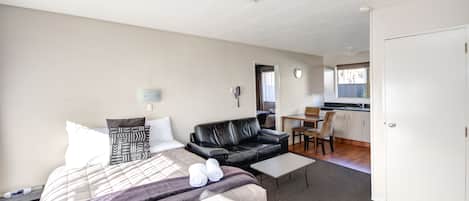 One Bedroom Apartment, Sleeps 4 | Living area