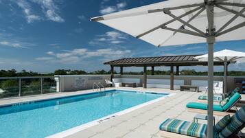 Piscina externa, barracas de cortesia, guarda-sóis