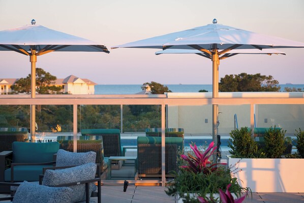 Una piscina al aire libre, cabañas de piscina gratuitas, sombrillas