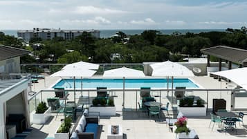 Alberca al aire libre y camas balinesas gratuitas