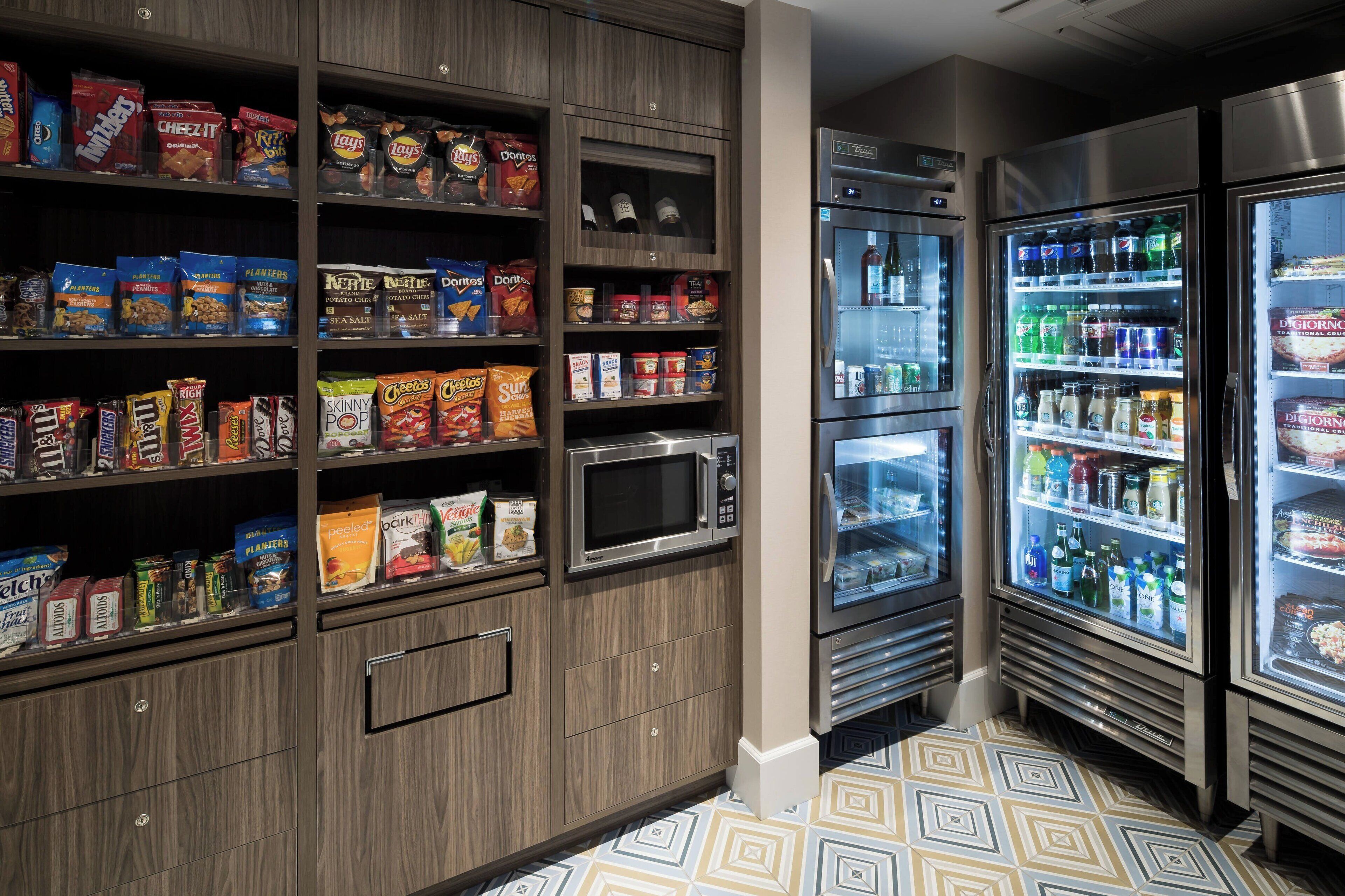 Ein Bereich mit Automaten für Snacks und Getränke, inklusive Mikrowellen und Kühlschränken.