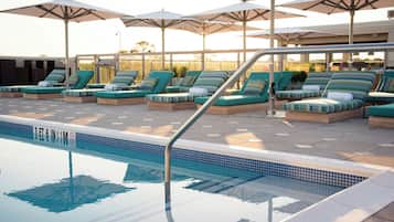 Utomhuspool, gratis cabanor och parasoller