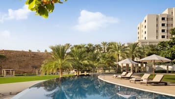 2 hồ bơi ngoài trời