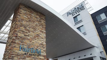 Un hotel Marriott Fairfield con fachada de piedra y diseño moderno.