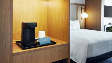 Muebles diferentes, escritorio y cortinas blackout