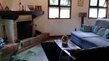 Smart TV, lareira, mesa de pingue-pongue