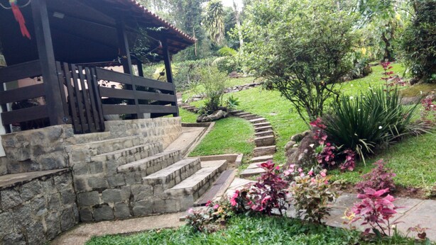 Una escalera de piedra que conduce a una construcción de madera con techo de tejas.