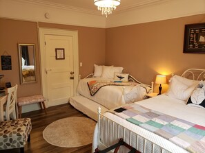 Egyptian cotton sheets, premium bedding, pillowtop beds - Georgestown Inn (St. John's)