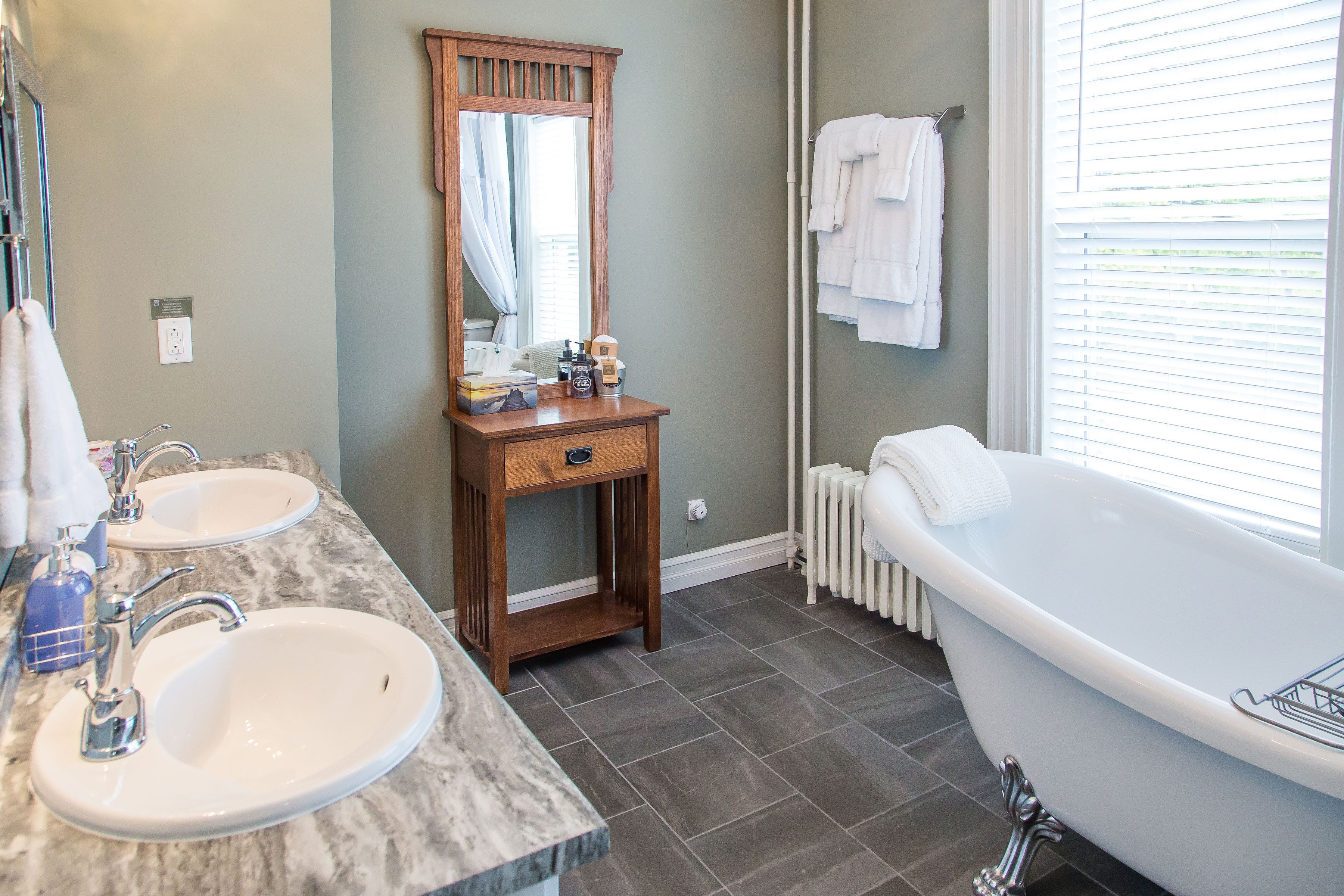 Superior Room, City View (Teresa) | Bathroom | Shower, rainfall showerhead, free toiletries, hair dryer