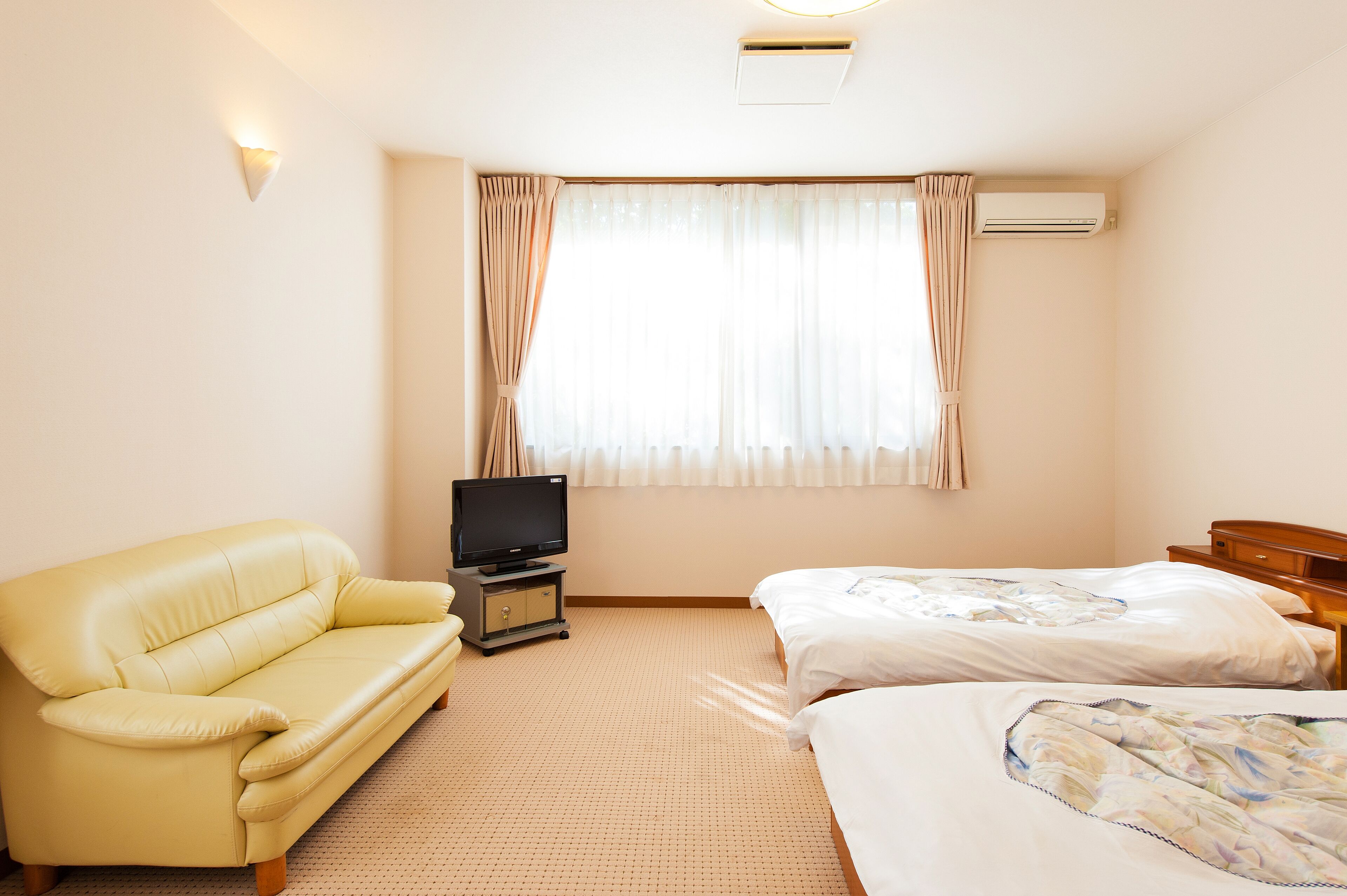 Chambre avec lits jumeaux | Coffres-forts dans les chambres, Wi-Fi gratuit