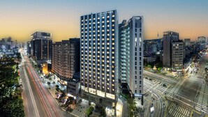 A modern high-rise building with multiple floors, large windows, and a prominent signage. - NINE TREE BY PARNAS SEOUL DONGDAEMUN (Seoul)