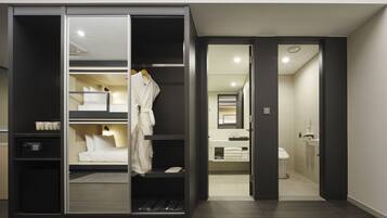 Seprai premium, selimut bulu angsa, brankas, dan tirai kedap cahaya