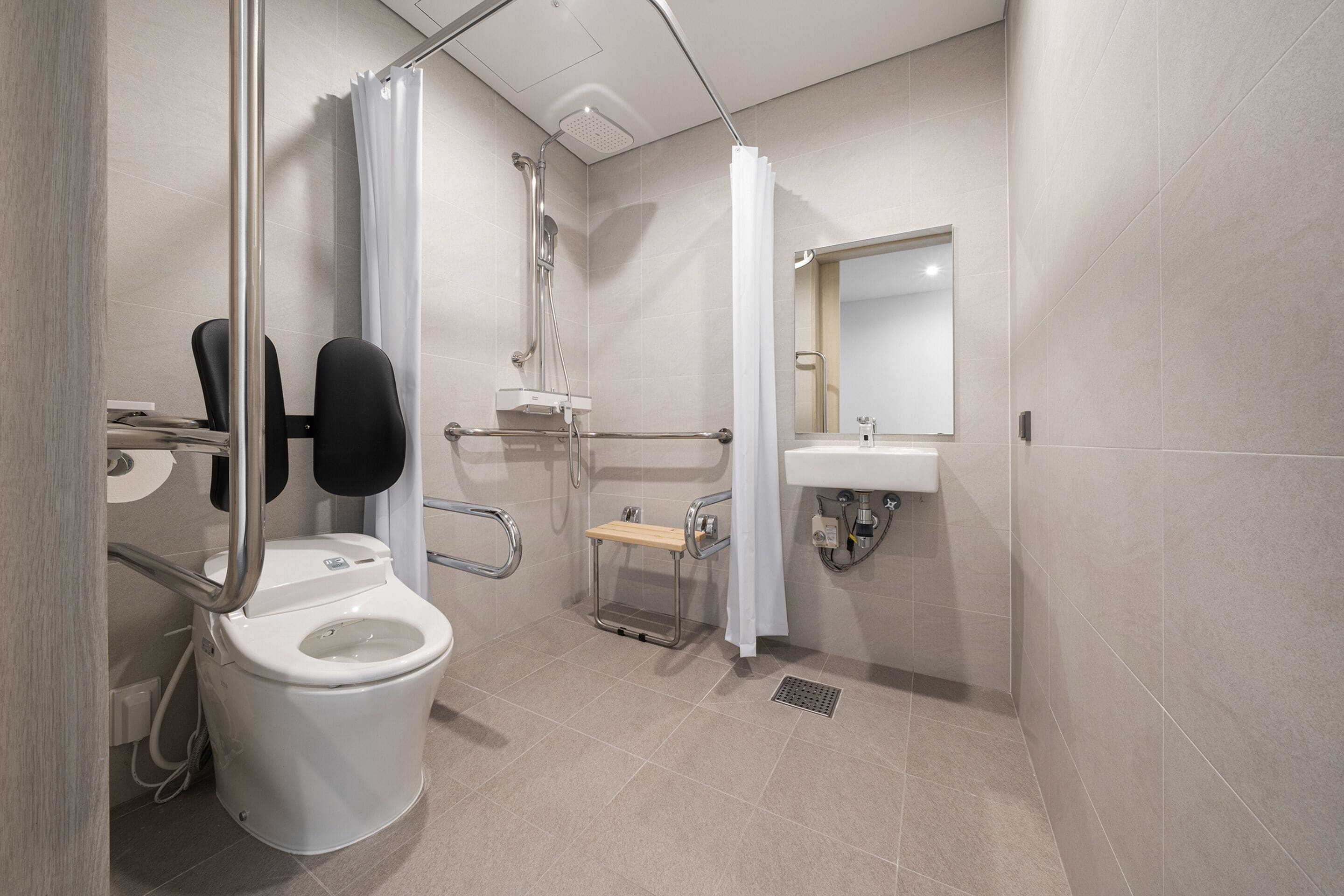 standard double room, accessible | bathroom | shower, rainfall showerhead, free toiletries, hair dryer