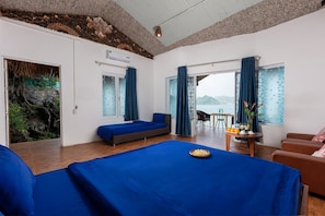 Habitación (Sea Cucumber)