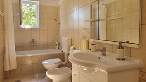 Baignoire, bidet, serviettes fournies