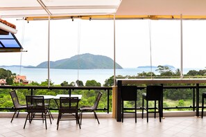 S'hi serveixen dinars i sopars