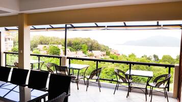 Lunch and dinner served