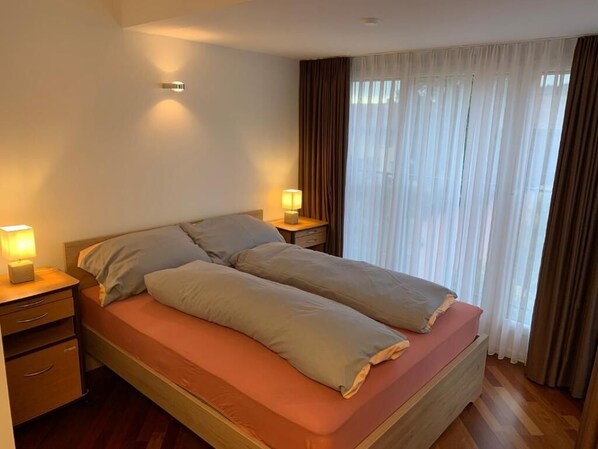 Duntäcken, Select Comfort-madrasser och värdeförvaringsskåp på rummet