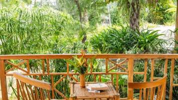 Minibar, escritorio y espacio para trabajar con laptop