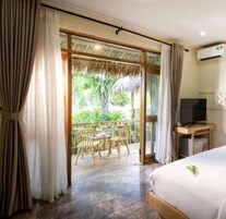 Minibar, escritorio y espacio para trabajar con laptop 