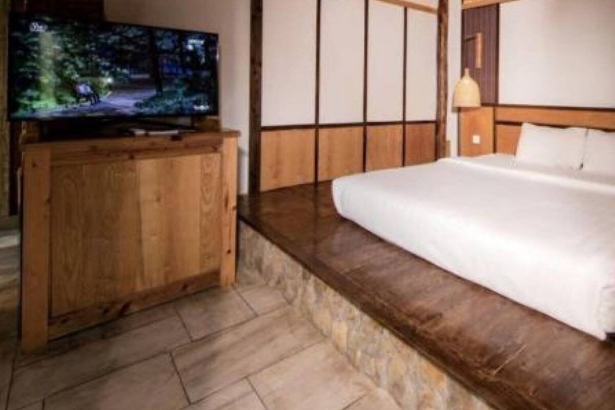 Minibar, escritorio y espacio para trabajar con laptop