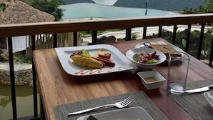 Bao gồm bữa sáng đặc sản địa phương hàng ngày