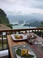 Desayuno con opciones de la cocina local incluido todos los días 