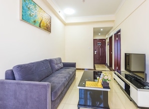 Deluxe Suite | Desk, blackout drapes, free WiFi, bed sheets