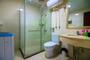 Regadera, amenidades de baño gratuitas, secadora de cabello, pantuflas