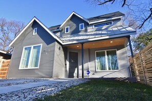 Exterior - UT; HOME WITH FREE BREAKFAST & LATE CHECKOUT (Austin)