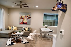 Interior - UT; HOME WITH FREE BREAKFAST & LATE CHECKOUT (Austin)