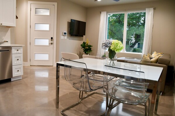 Dining - UT; HOME WITH FREE BREAKFAST & LATE CHECKOUT (Austin)