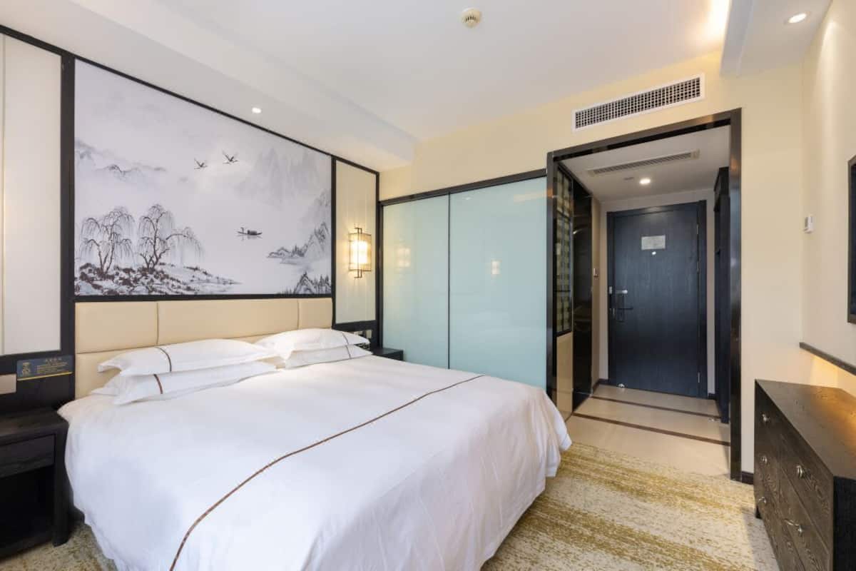 Habitación doble Deluxe | Cortinas blackout, insonorización, wifi gratis y ropa de cama
