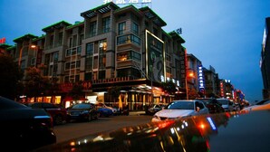 A hotel with multiple floors and a prominent sign. - Yiwu Luck Bear Hotel (Jinhua)